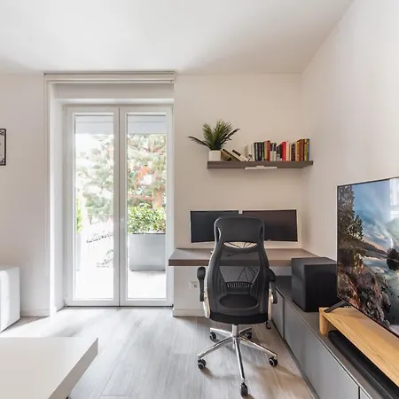 Comfy With Private Parking & Balcony Apartment *