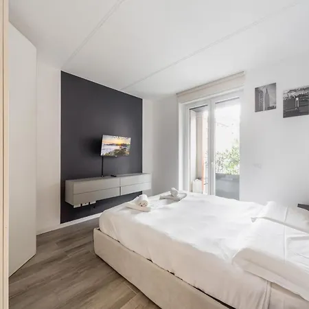 Comfy With Private Parking & Balcony Apartment *