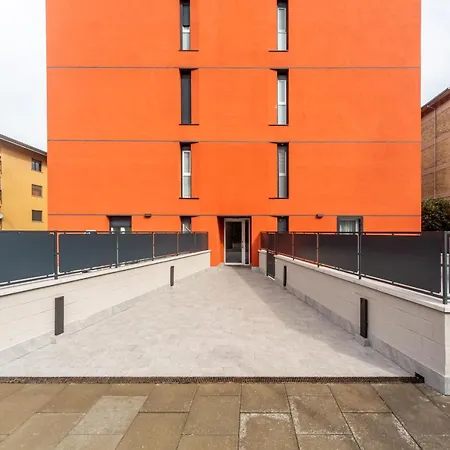 Comfy With Private Parking & Balcony Apartment *