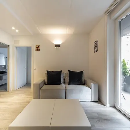 Apartment Comfy With Private Parking & Balcony
