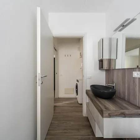 Comfy With Private Parking & Balcony Apartment