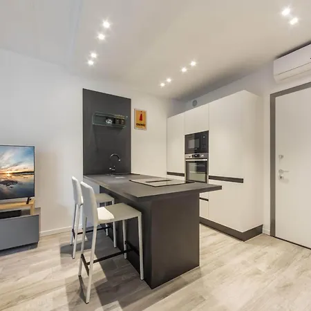Apartment Comfy With Private Parking & Balcony