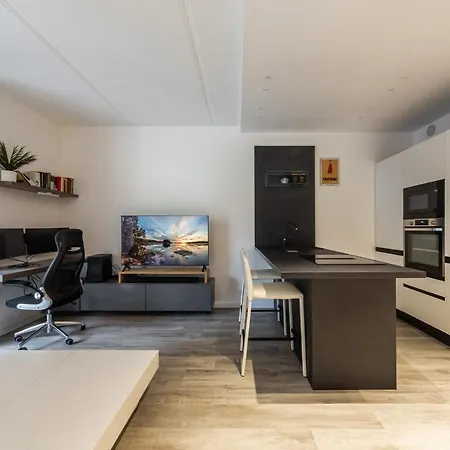 Apartment Comfy With Private Parking & Balcony *