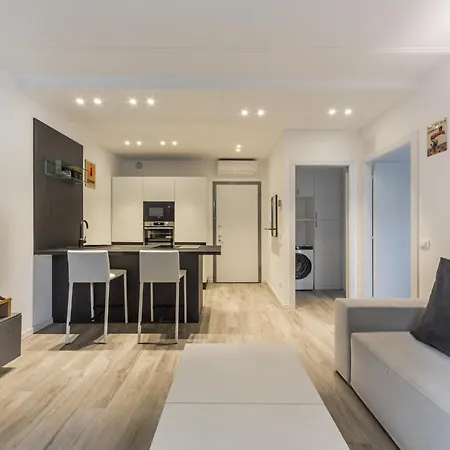 Comfy With Private Parking & Balcony Apartment