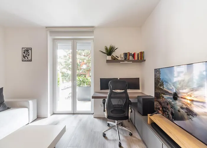 Guesthost - Comfy With Private Parking & Balcony Апартаменты *