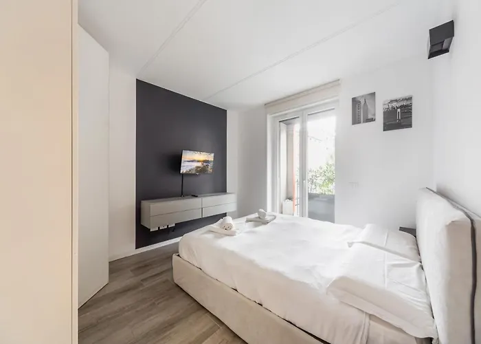 Guesthost - Comfy With Private Parking & Balcony Apartment *