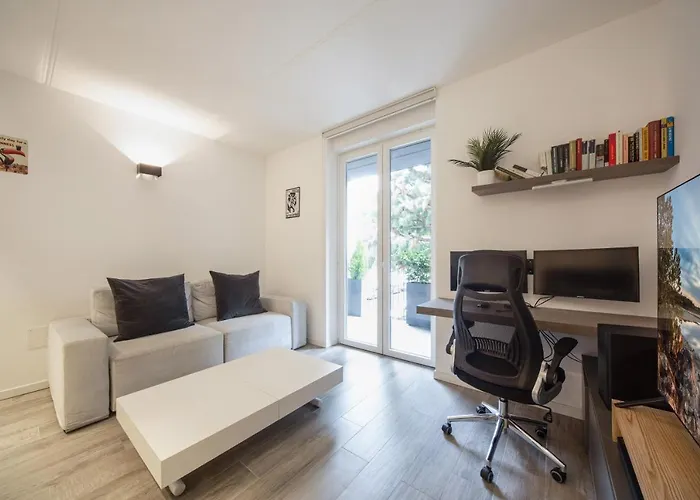 Guesthost - Comfy With Private Parking & Balcony Милан