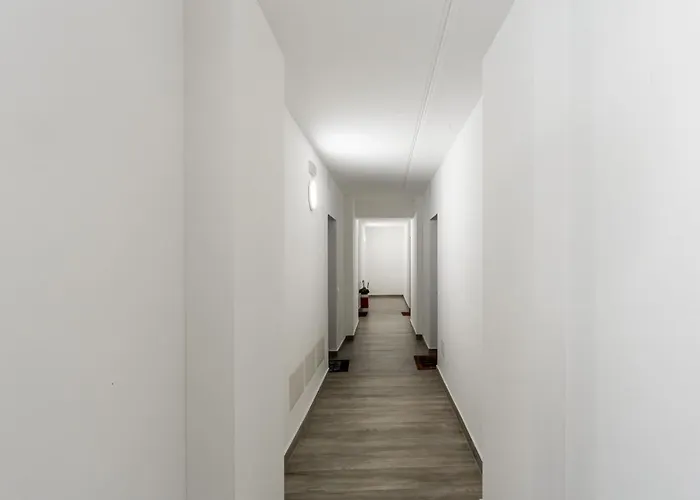 Guesthost - Comfy With Private Parking & Balcony *