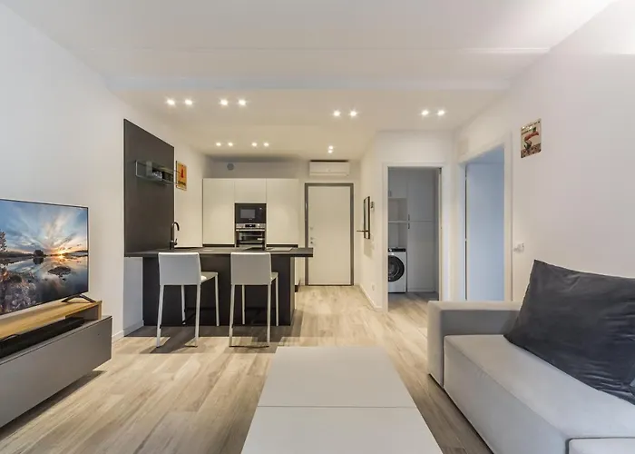 Guesthost - Comfy With Private Parking & Balcony Апартаменты