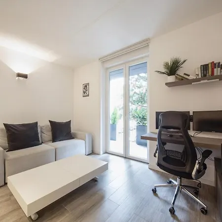 Guesthost - Comfy With Private Parking & Balcony Milán
