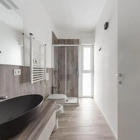 Apartamento Guesthost - Comfy With Private Parking & Balcony *