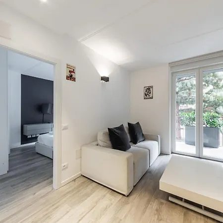 Guesthost - Comfy With Private Parking & Balcony