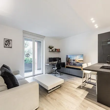 Apartamento Guesthost - Comfy With Private Parking & Balcony Milán