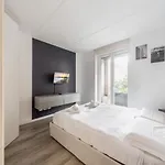 Guesthost - Comfy With Private Parking & Balcony Lägenhet *